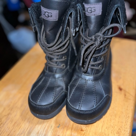 Boys UGG boots - Picture 2 of 5